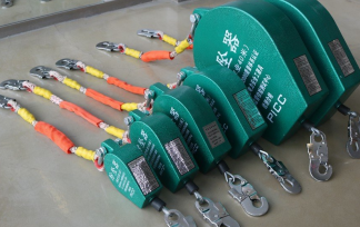 慢镜头下的高空速差器钢丝绳回收过程