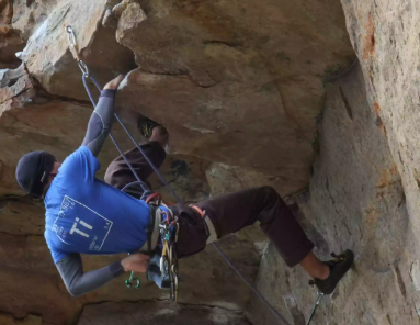 攀岩时应该怎么使用安全钩